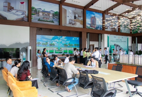 NGÀY ĐẦU TIẾP NHẬN HỒ SƠ TÒA E1 - EAST SKY: ĐÔNG ĐẢO KHÁCH HÀNG ĐẾN ĐĂNG KÝ